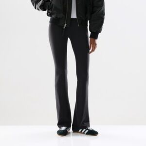 Aritzia NWOT Golden BUTTER Cheeky Hi-Rise Flare 32" Legging Black